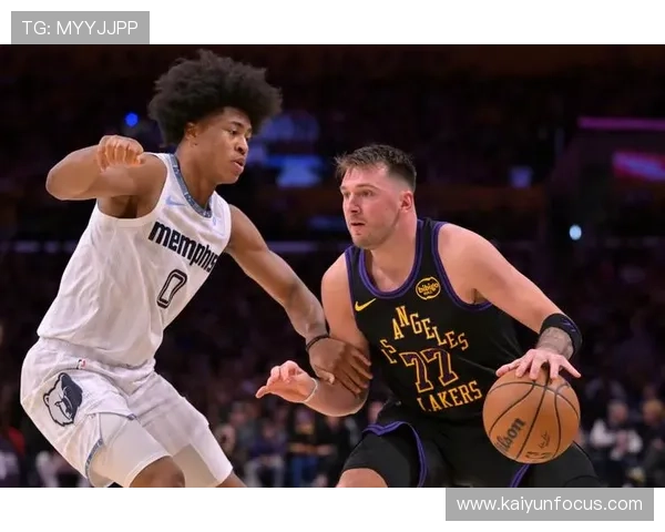 NBA季后赛激战正酣，詹姆斯领衔湖人强势崛起，勇士全力反击挑战总冠军宝座